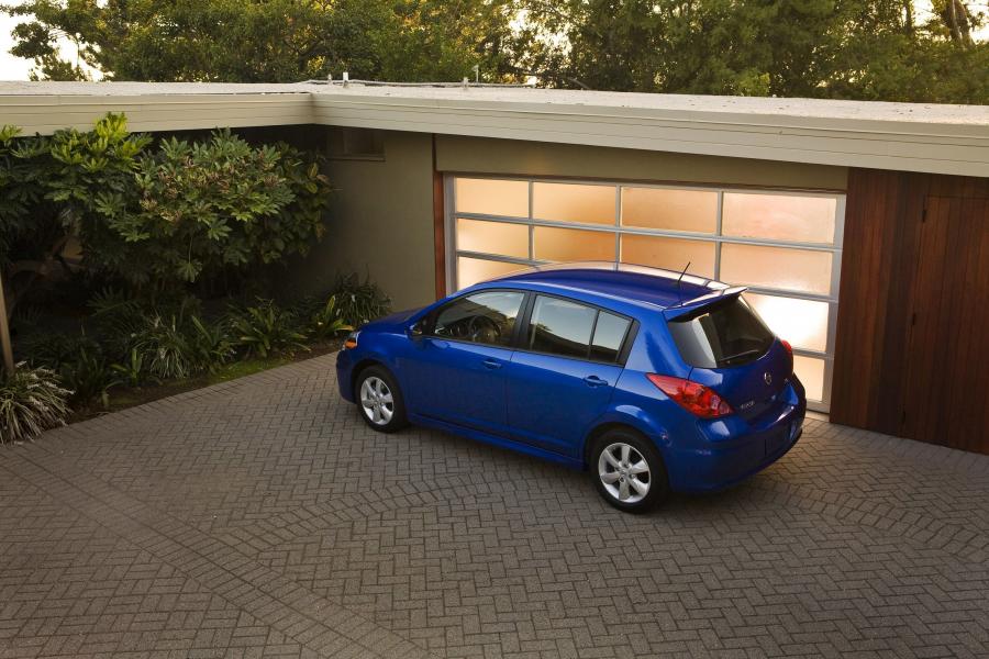 Nissan Versa Hatchback 2010 года  (фото 19 из 30)